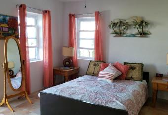 Pauls Oceanview with Amazing Sunsets has rooms with a private hot tub