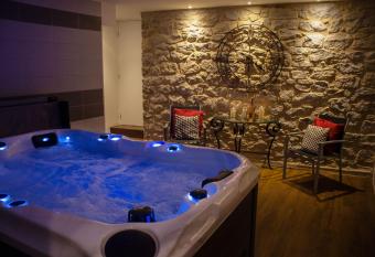 Aux Berges de l Aveyron-Maison by Logis allows 18 year olds to book a room