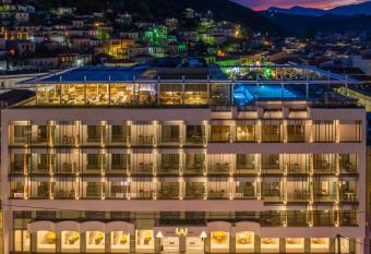 LAS HOTEL & SPA allows 18 year olds to book a room