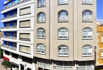 Hotel Jucamar allows 18 year olds to book a room