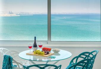 Luxury Penthouse 1BR-Seafront-Swimming Pool-Central allows 18 year olds to book a room