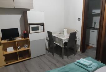 Affittibreviferrera monolocale Ferrera 20 minuti da RHO Fiera has Balcony rooms