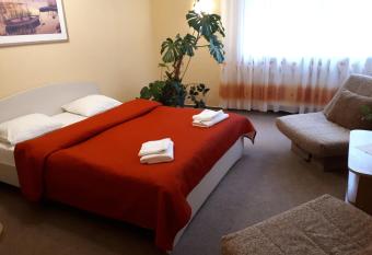 Minhauzena Unda allows 18 year olds to book a room