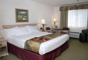 Best Western Inn at The Rogue has rooms with a private hot tub