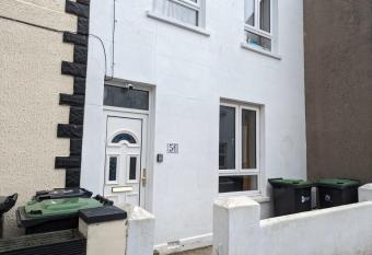 Shoreside Ground Floor 2 Bed near Beach & Town Self Check-in allows 18 year olds to book a room