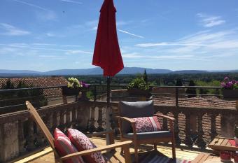 Un soir sous les   toiles allows 18 year olds to book a room