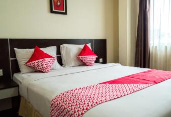 OYO 625 Hotel Golden Gate allows 18 year olds to book a room
