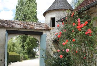 Manoir de la Foulquetiere allows 18 year olds to book a room