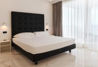 Hotel Villa Corallo has rooms with a private hot tub