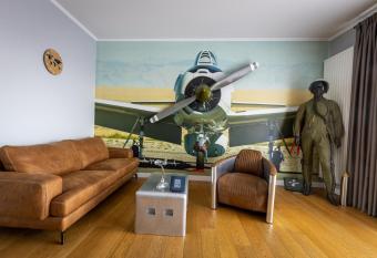 The Aviator Apartment - Jacuzzi & Panoramic View has rooms with a private hot tub