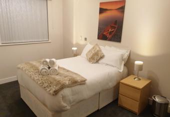 Birmingham Garnet, 3 bedroom Apartment has Balcony rooms