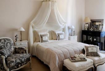 La Gar  onniere-Suite in Salerno centro allows 18 year olds to book a room