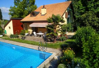 Guest House La Sereine allows 18 year olds to book a room