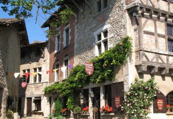 Hostellerie du Vieux P  rouges has Balcony rooms