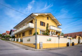 Haus Martin - Schneeberger has Balcony rooms