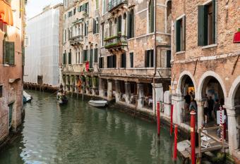 Hotel al Sotoportego allows 18 year olds to book a room