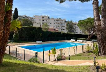 Cosy Flat Cannes allows 18 year olds to book a room