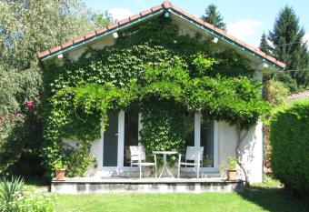 LE NID DOUILLET allows 18 year olds to book a room