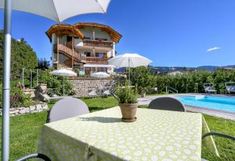 Hotel Ploseblick has Balcony rooms