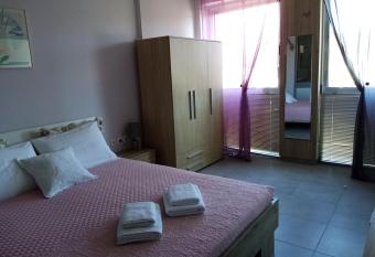 Cozy apartment near to the airport allows 18 year olds to book a room