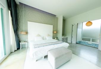 Kocchira has rooms with a private hot tub