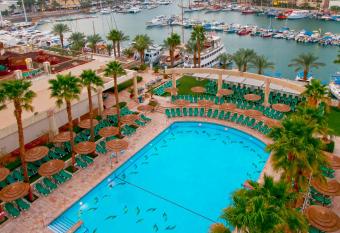 U Magic Palace has rooms with a private hot tub