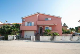 Apartments Maric with parking has Balcony rooms