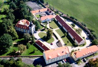 Pytloun Chateau Hotel Ct  nice allows 18 year olds to book a room