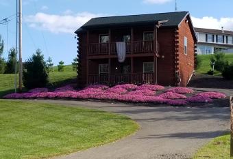 Amish Blessings Cabins has Balcony rooms