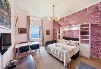 The Beachfront Dubrovnik Old Town has rooms with a private hot tub