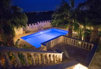 Michelle House has Smoking/Balcony rooms