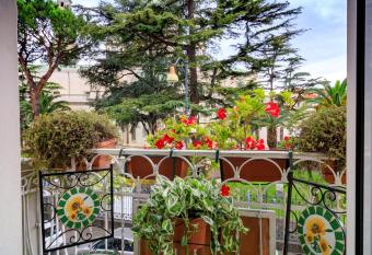 Sweet Suite V&V has Balcony rooms