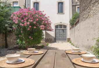 TRIBUS-GITES URBAINS CARCASSONNE allows 18 year olds to book a room