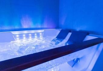 Jacuzzi Glass-House Central Station has rooms with a private hot tub