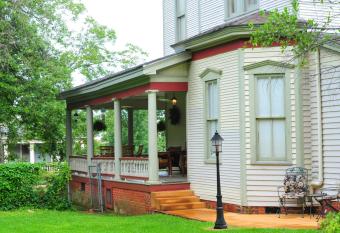 Hardeman House Bed and Breakfast has Balcony rooms