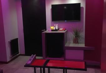 Uman Hotel Alojamiento has rooms with a private hot tub