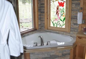 Elkwood Manor Bed & Breakfast has rooms with a private hot tub