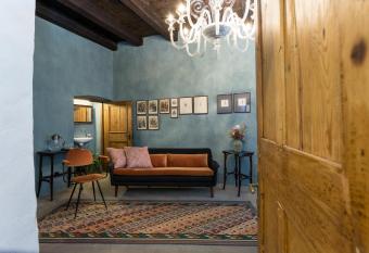 Goldenstern Townhouse allows 18 year olds to book a room