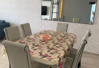 ATLANTIS@MELAKA BY SWEETSTAY has rooms with a private hot tub