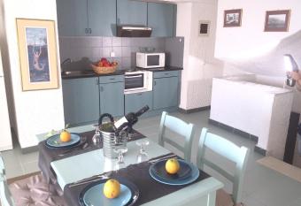 One bedroom appartement at Akrogiali 10 m away from the beach with sea view enclosed garden and wifi has Balcony rooms