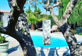 Cocon Proven  al B&B Chambre - SdB - Terrasse priv  e & Piscine    Saint Chamas allows 18 year olds to book a room