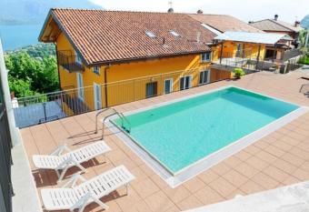 2 bedrooms appartement with lake view shared pool and furnished balcony at Vercana 2 km away from the beach has Balcony rooms