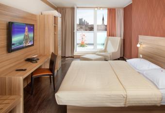 Leonardo Hotel Vienna Sch  nbrunn allows 18 year olds to book a room