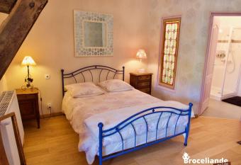 Chambres d H  tes Logis de l Etang de l Aune allows 18 year olds to book a room