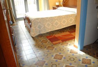 Hostal Adarnius has Balcony rooms