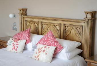 Claxton Hotel allows 18 year olds to book a room