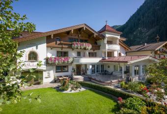 Alpinschl  ssl has Balcony rooms