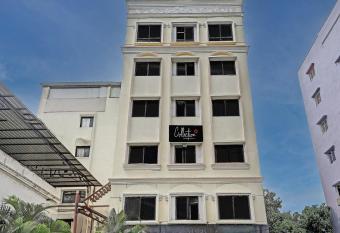 Super OYO 23543 Capital O Hotel Vaishnavi allows 18 year olds to book a room