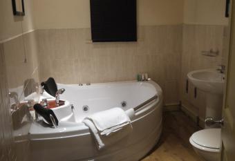 Dimple Well Lodge Hotel has rooms with a private hot tub