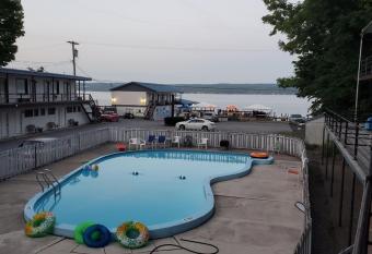 Showboat Motel Restaurant & Bar has Balcony rooms